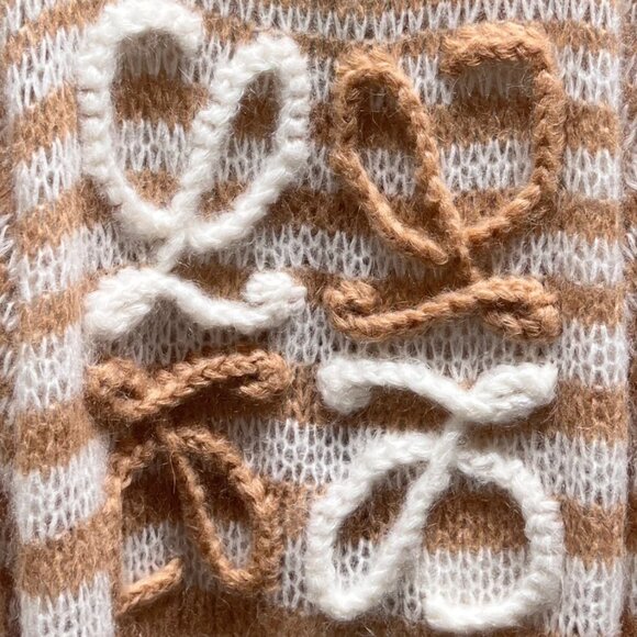 Loewe Anagram cardigan crafted from a luxurious wool-blend - Picture 7 of 12